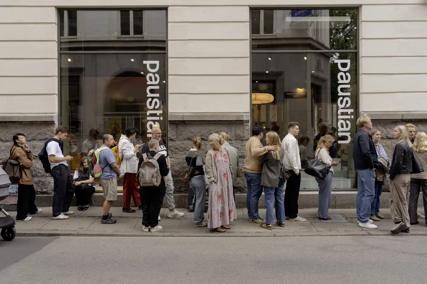 Køen var alenlang foran Paustians butik i København i august, kort efter at møbelhuset havde begæret sig konkurs og derfor valgte at holde ophørsudsalg. Nu skal brandet drives videre som webshop. (Arkivfoto).