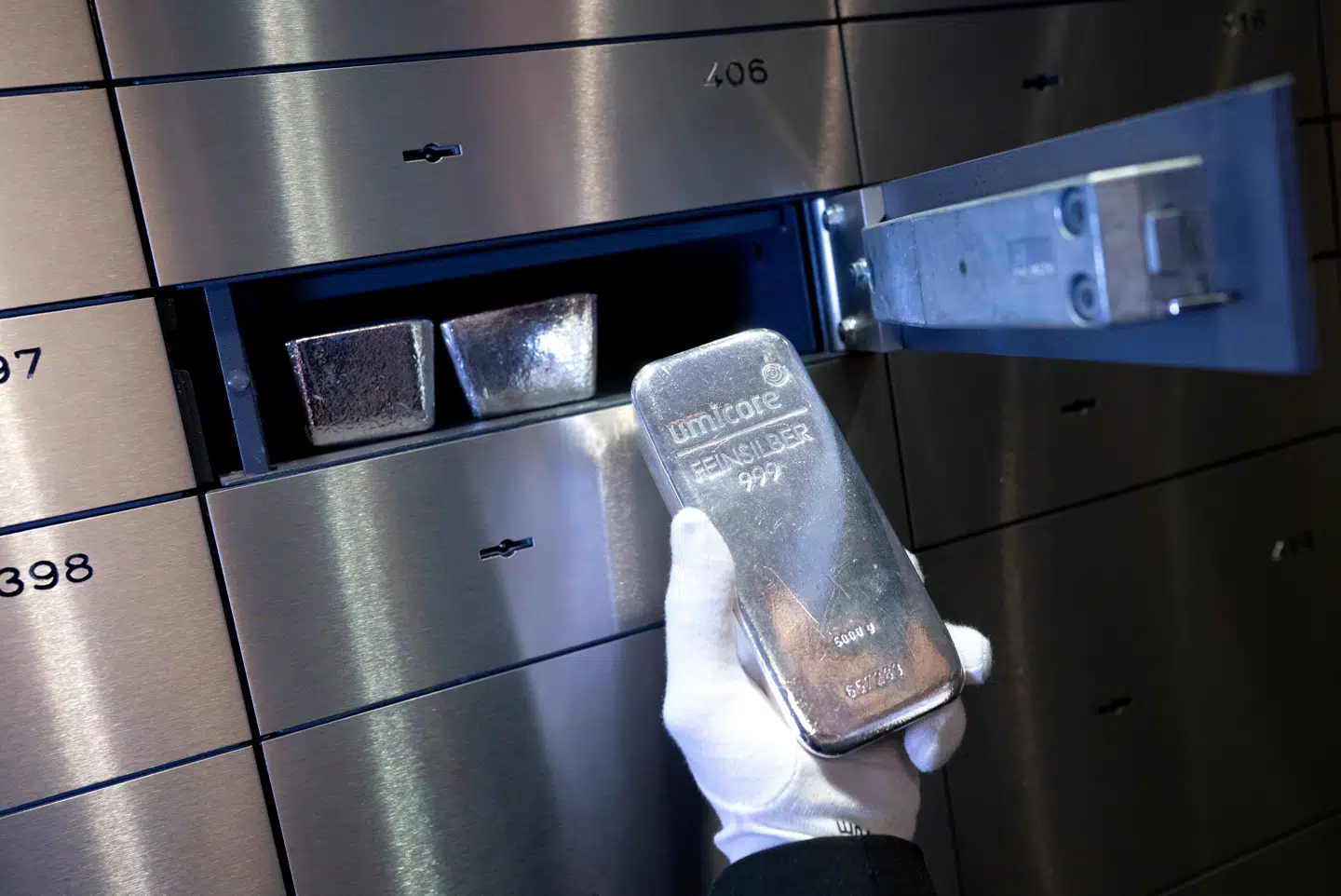 En sølvbarre bliver taget ud af en bankboks i Bayern i Sydtyskland. Det ædle metal er steget voldsomt i pris.