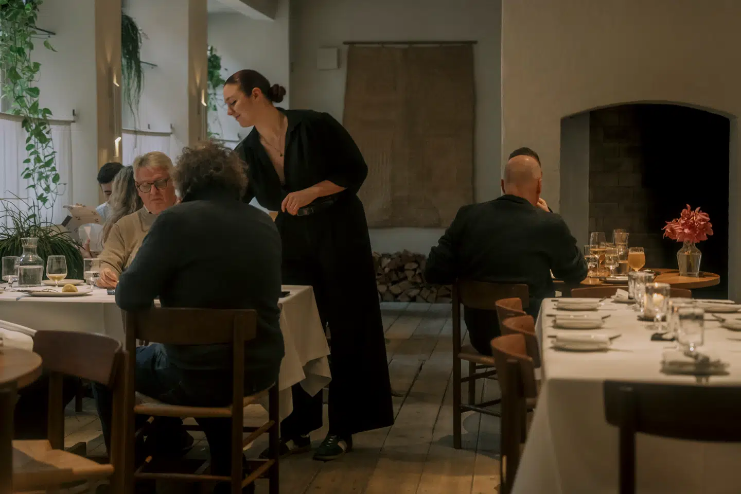 Bobe ligger på Gråbrødretorv i et af byens ældste lokaler og med en karakteristisk åben pejs. Murværket i kælderen under Bobe kan spores tilbage til det oprindelige kloster fra 1200-tallet.