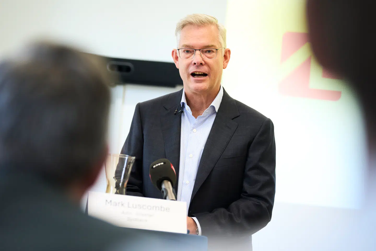 Den daværende administrerende direktør for Sydbank, Mark Luscombe, der nu er administrerende direktør i AL Sydbank, præsenterede fusionen mellem tre banker i slutningen af oktober på et pressemøde.