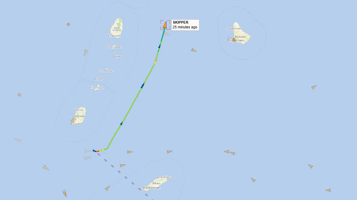 Skibet 'Skipper' kunne torsdag eftermiddag ses ændre sig planlagte kurs mod De Forenede Arabiske Emirater. Nu bevæger den sig nordpå i Det Caribiske Hav.