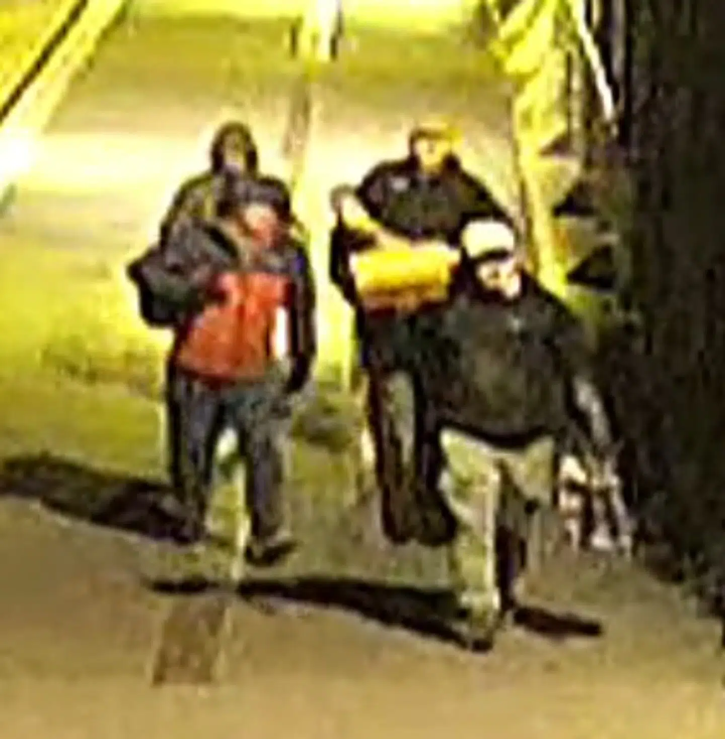 Avon og Somerset Politi i Bristol deler nu billeder af fire mænd, som de mener har forbindelse til et stort tyveri på et museum for britisk kolonihistorie i september. Foto: Avon and Somerset Police