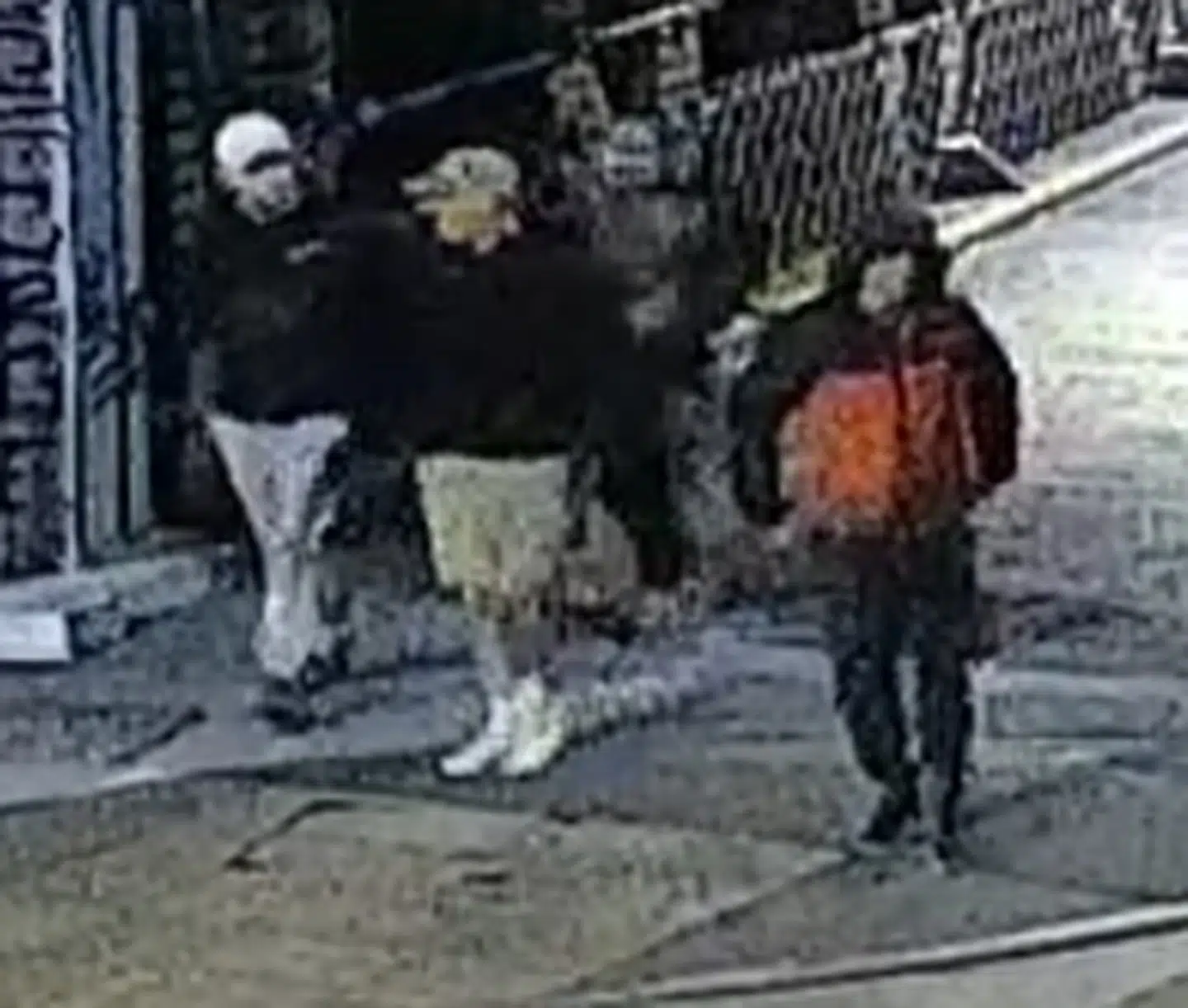 Avon og Somerset Politi i Bristol deler nu billeder af fire mænd, som de mener har forbindelse til et stort tyveri på et museum for britisk kolonihistorie i september. Foto: Avon and Somerset Police