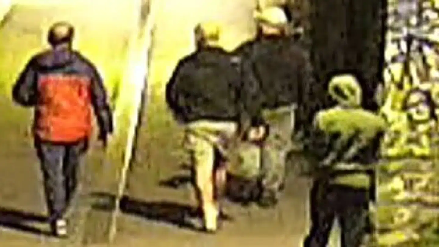 Avon og Somerset Politi i Bristol deler nu billeder af fire mænd, som de mener har forbindelse til et stort tyveri på et museum for britisk kolonihistorie i september. Foto: Avon and Somerset Police