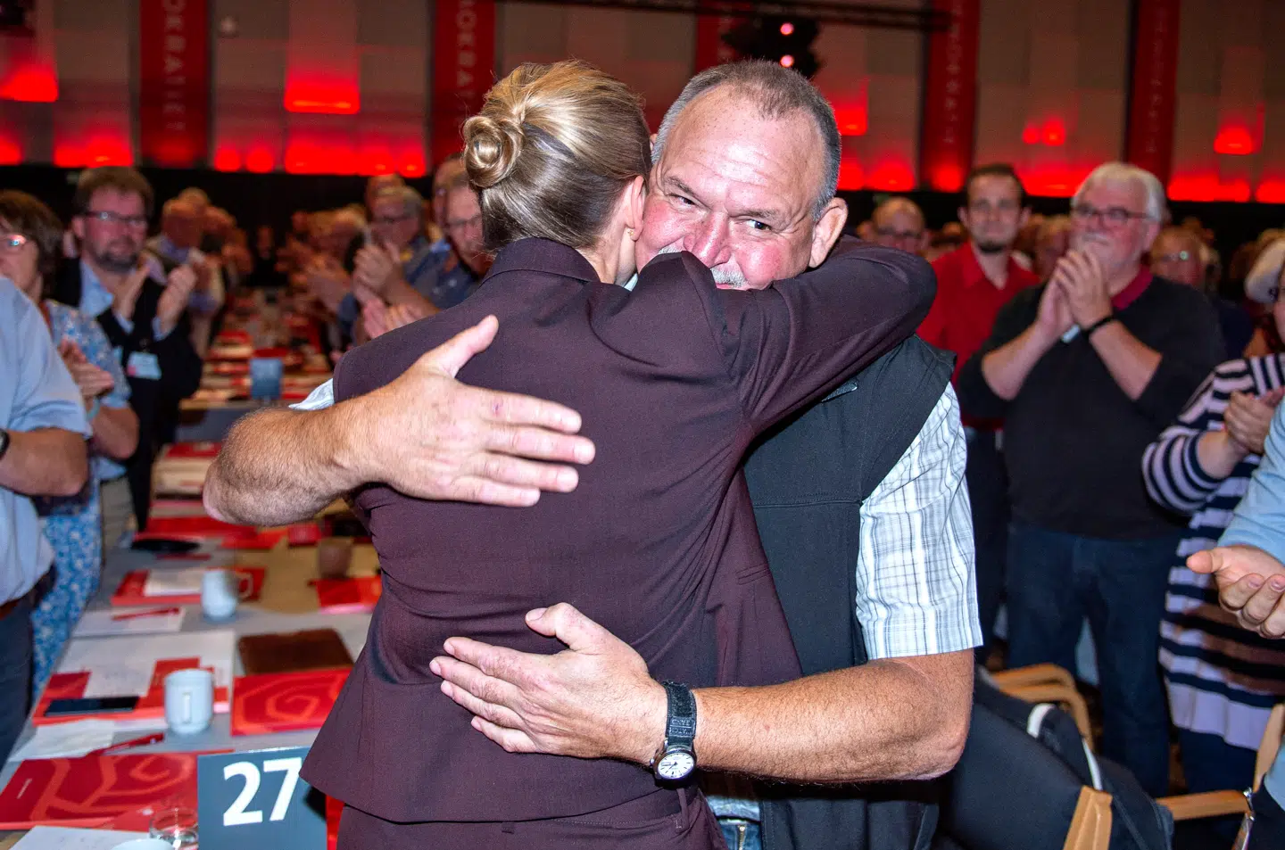 Billedet fra 2019 af Socialdemokratiets formand, statsminister Mette Frederiksen, og bryggeriarbejderen Arne er blevet ikonisk. Et år senere indførte S-regeringen nemlig den ret til tidlig pension, der blev opkaldt efter Arne.