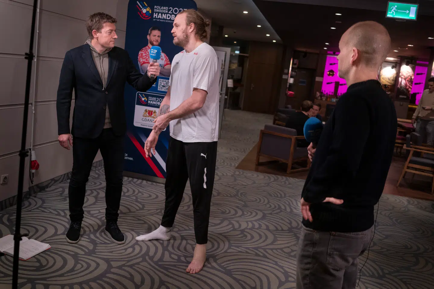 Morten Ankerdal er fast vært og journalist på TV 2, når der er herrehåndbold. Fremover hedder hans nye ekspertmakker Lasse Svan, der overtager for Anders Eggert, som her ses med ryggen til.