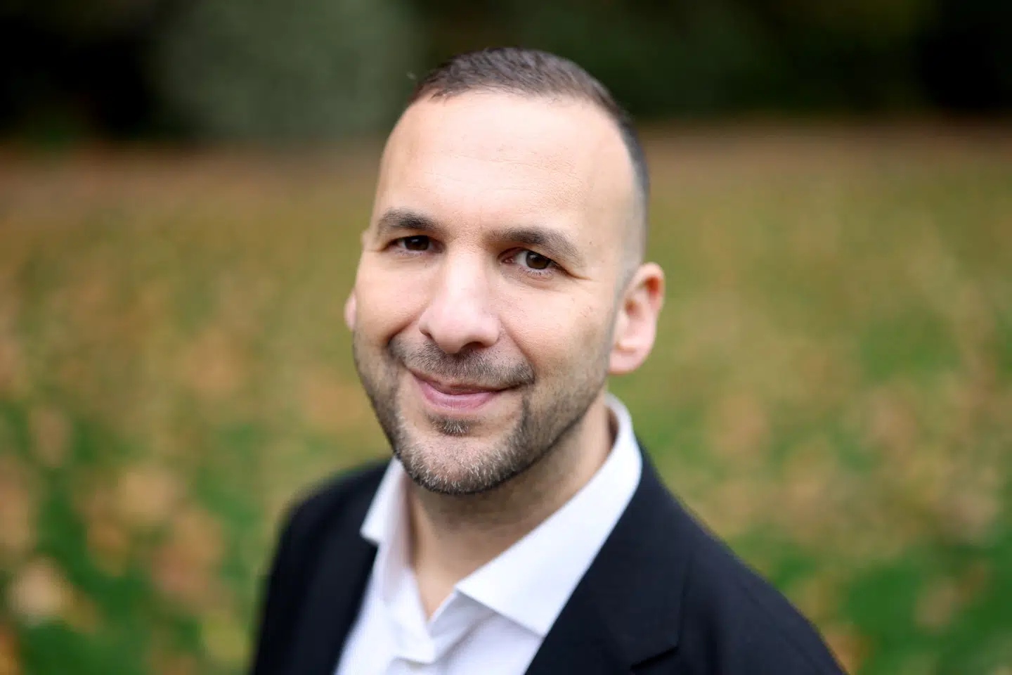 Det britiske parti De Grønne er vokset, efter at Zack Polanski blev deres nye partileder i september. Den store opbakning skyldes blandt andet at han positionerer sig selv som et venstreorienteret alternativ til Reform UK-parti. Foto: Hannah McKay, Scanpix.