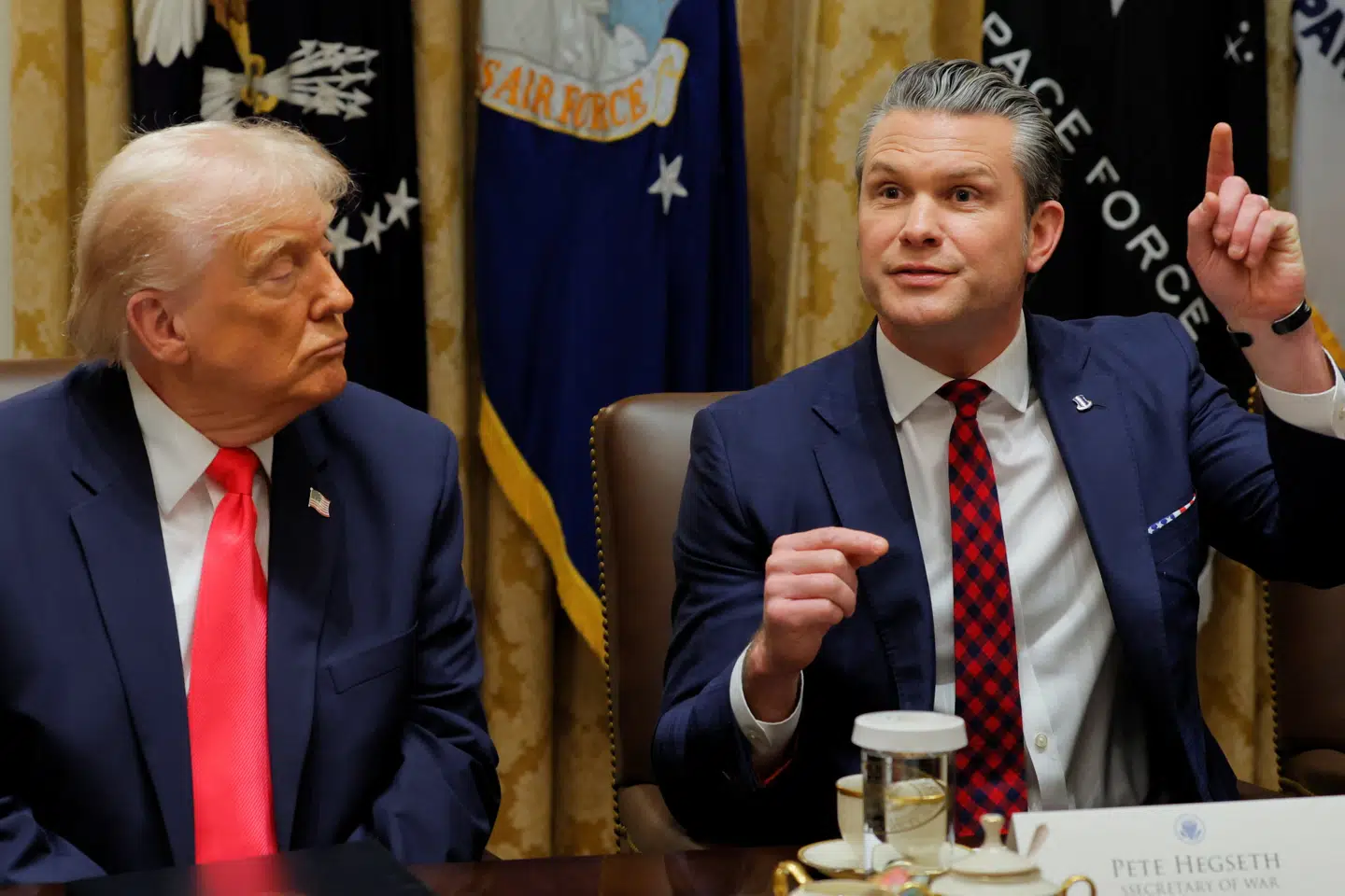 Når vi lever efter love og fører krig efter regler, er det ikke for fjendens skyld. Det er, fordi det er det, der kendetegner vores civilisation. Det er, fordi det er det, der gør os anderledes og overlegne i forhold til vores fjender, mener Gerard Baker, der er skribent ved The Wall Street Journal. På billedet ses USAs præsident, Donald Trump, sammen med sin krigsminister, Pete Hegseth. Foto: Brian Snyder/Reuters/Ritzau Scanpix