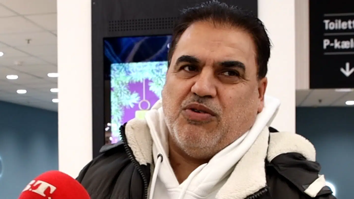 Saftar Khan er klar i spyttet, når det gælder spørgsmålet om, hvorvidt kriminelle med udenlandsk baggrund skal have fjernet deres rødbede farvede pas.