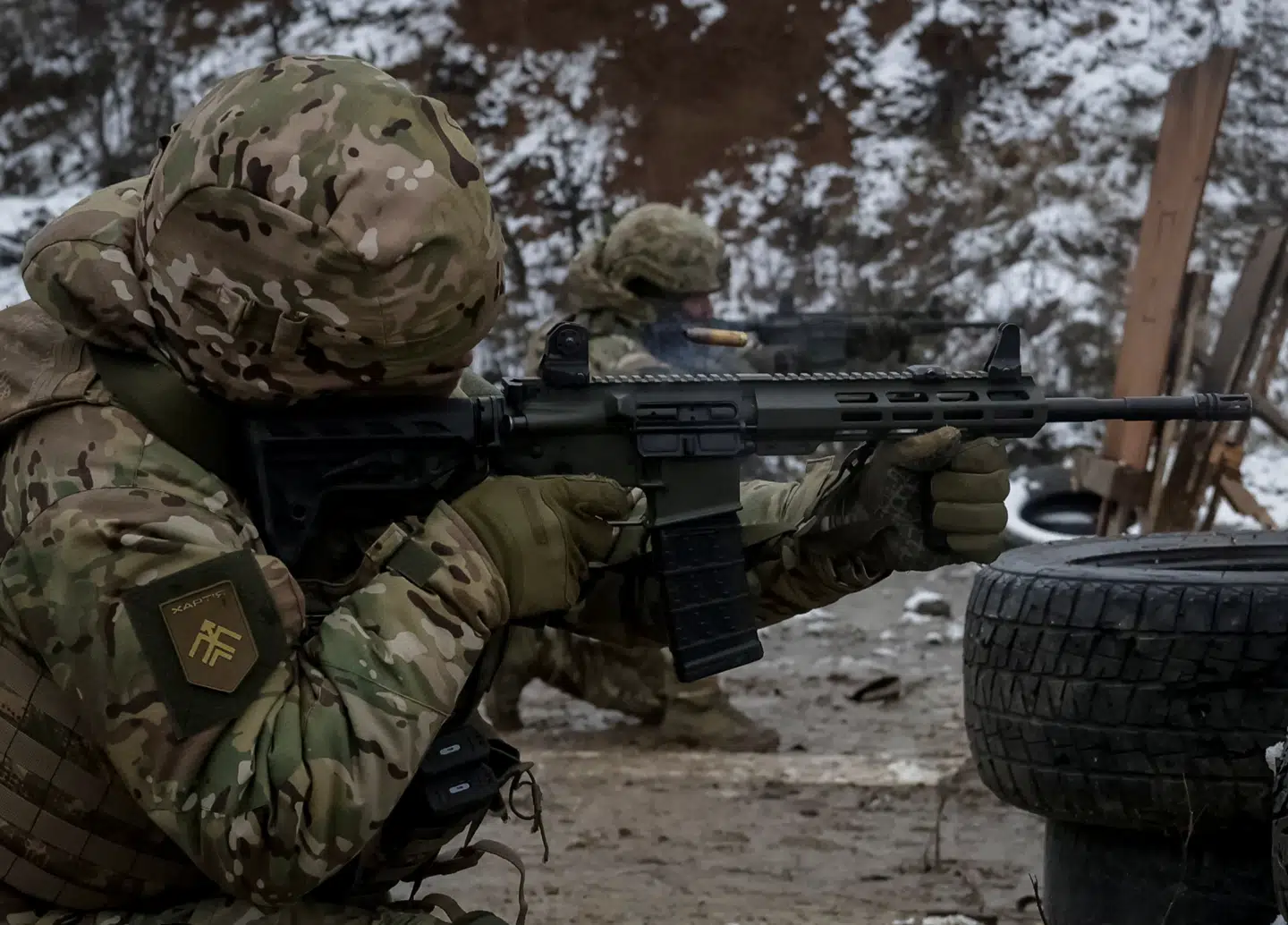 En soldat fra den 13. operative brigade "Khartiia" under Ukraines Nationalgarde affyrer sit våben under skydeøvelser mellem kampmissioner midt under Ruslands angreb på Ukraine, i Kharkiv-regionen, Ukraine, den 10. december.