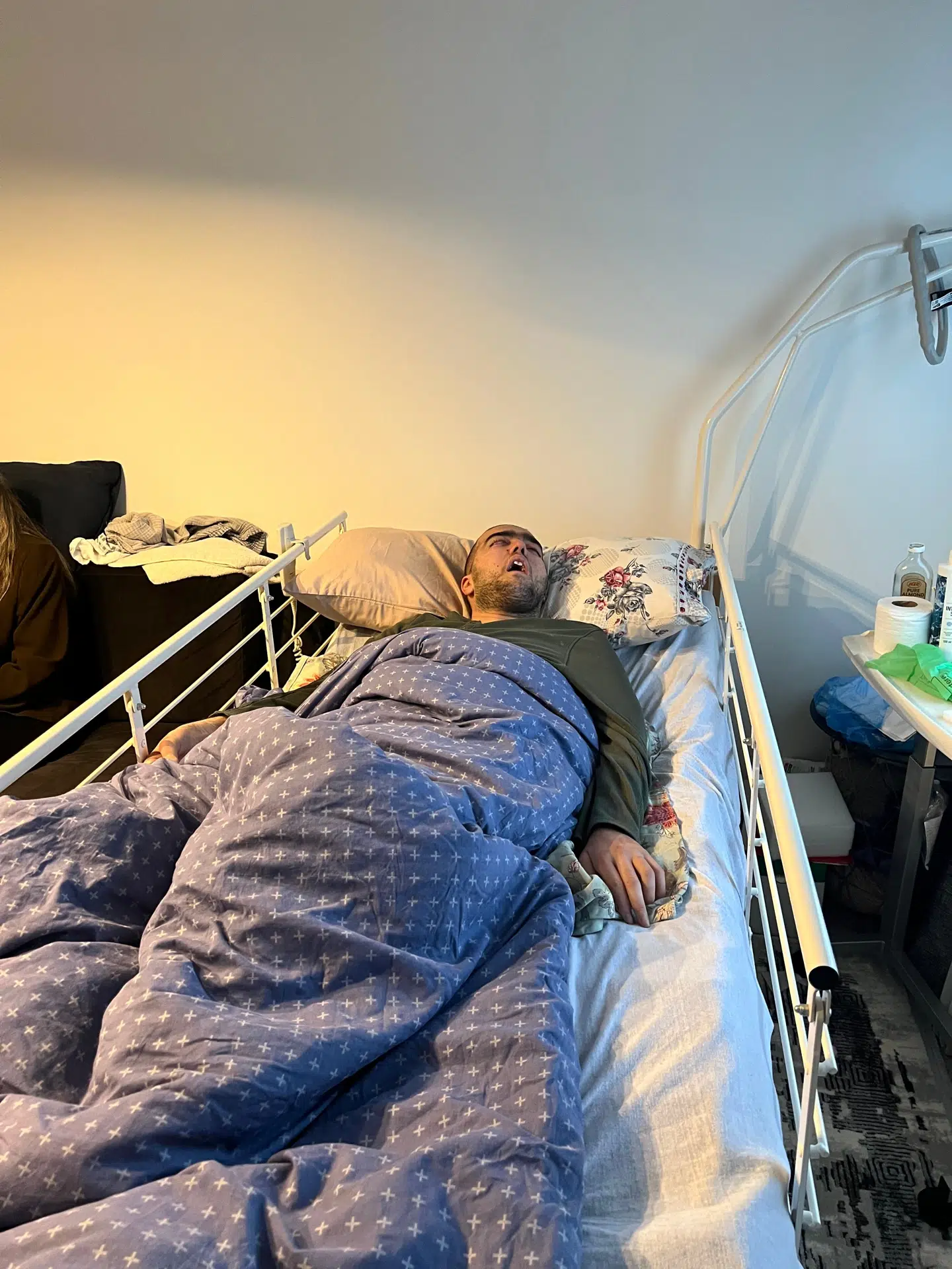 Det meste af dagen sover Tayyip, og lægerne vurderer, at det ikke vil vare længe, før han sover ind.