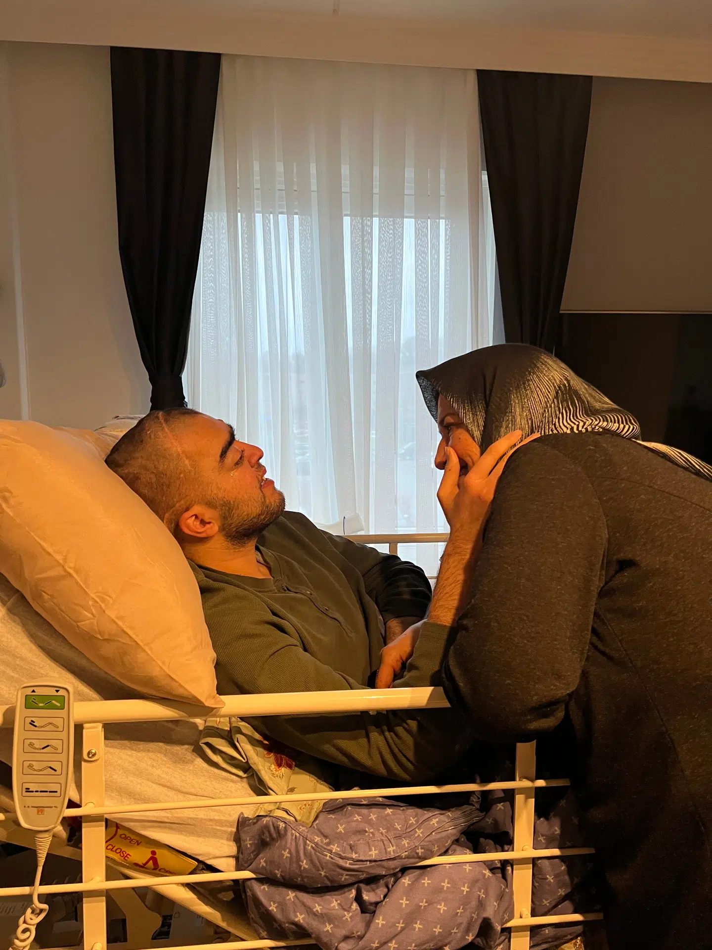 Det er især Tayyips mor, der passer ham. Hans fysiske kunnen er nu begrænset til at kærtegne hende på kinden og lave simple håndtegn.