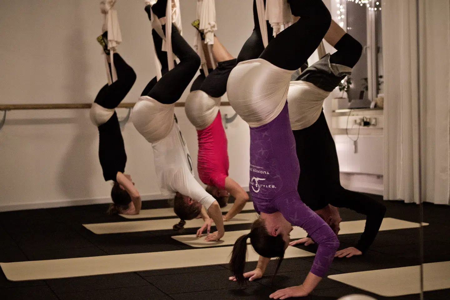 Klassisk yoga kommer i nye klæder, når et bredt stykke silkestof tager øvelserne og udøverne til nye højder. Det er uhensigtsmæssigt, at der fremover indføres moms på holdtræning, mener Stine Bosse, SMVdanmark samt SMVfitness.
