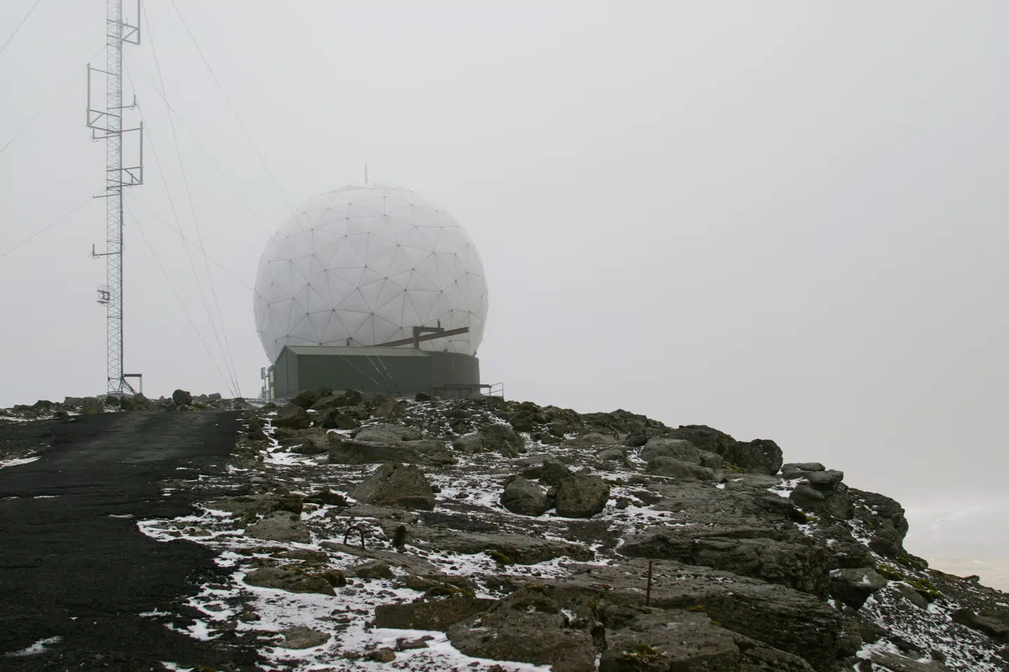 Forsvarets radar på Sornfelli blev slukket i 2007. Den var betalt af NATO og Storbritannien, men Danmark bekostede bemandingen. Nu tyder det på, at en ny først bliver tændt tidligst i 2030.