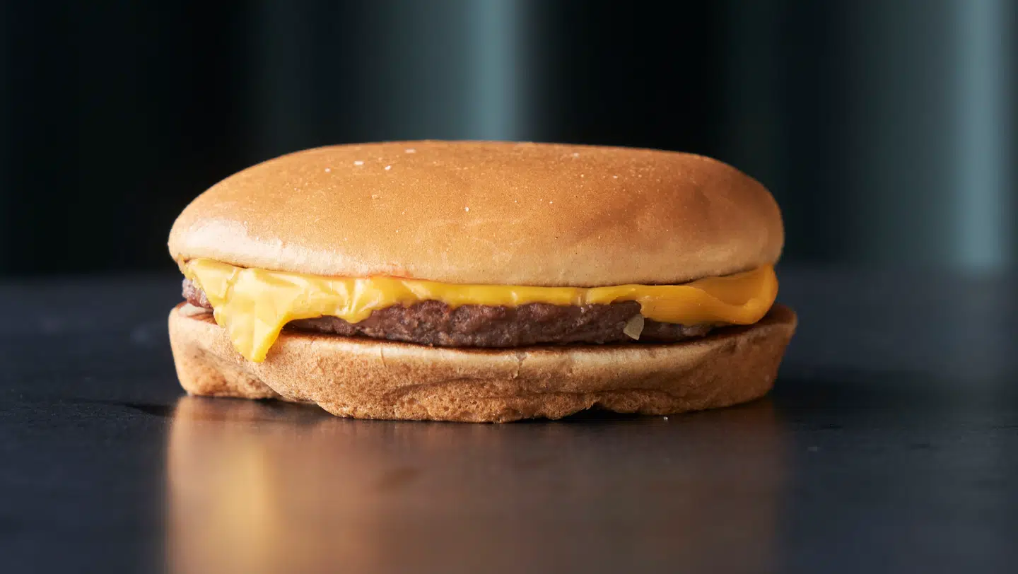 Den ikoniske cheeseburger fra McDonald's.