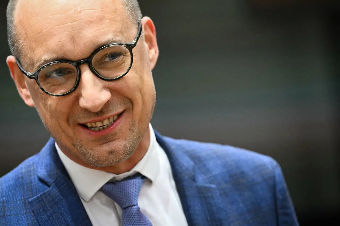 Belgiens vicepremierminister, Vincent Van Peteghem, fastslår, at Belgien ikke vil sige ja til en aftale om et erstatningslån til Ukraine fra de indefrosne russiske midler i Belgien, før der er klarhed over flere detaljer. Han fastslår dog samtidig, at han "håber på en aftale på næste uges EU-topmøde".