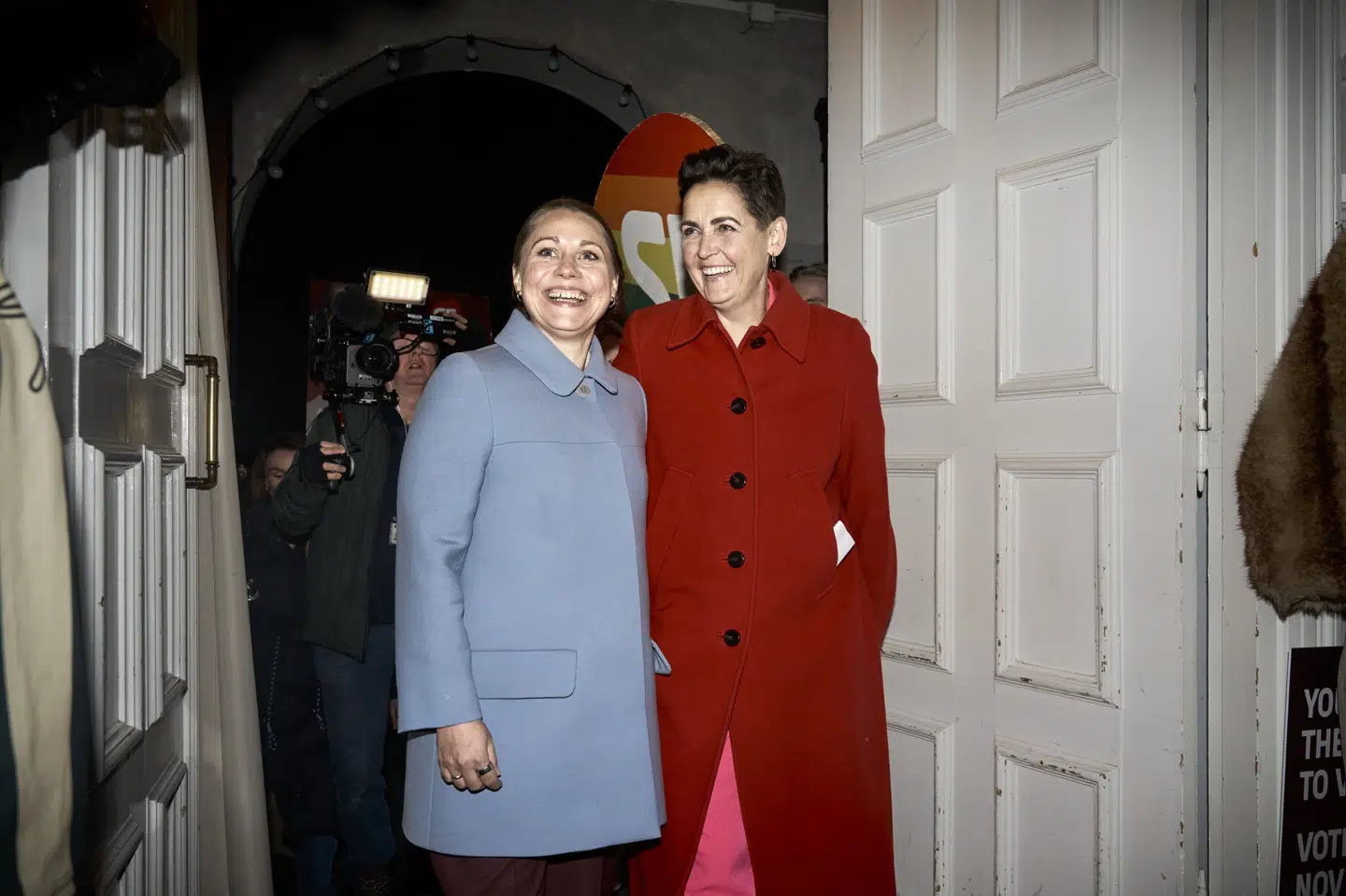 Humøret var højt hos Sisse Marie Welling (tv.) og SF-formand Pia Olsen Dyhr (th.), da de ankom til valgfest hos SF i sidste måned, hvor SF erobrede overborgmesterposten i København.