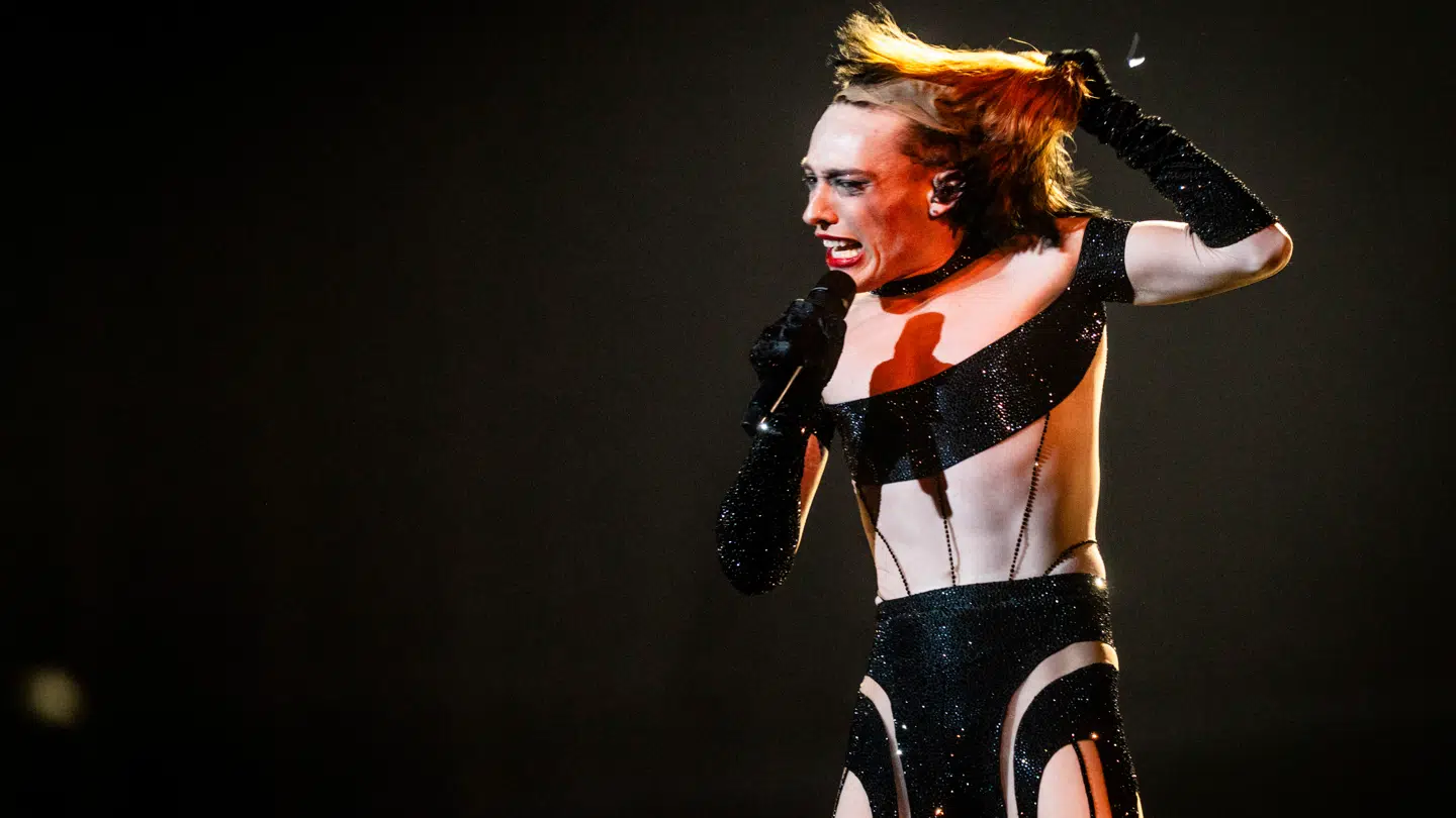 Sidste års vinder af Eurovision, Nemo, afleverer nu sit trofæ tilbage.