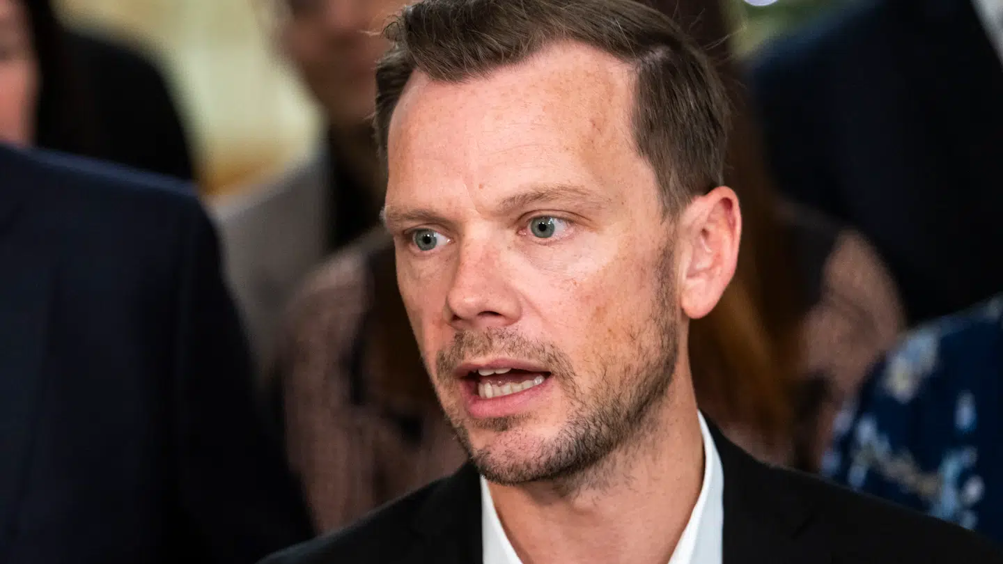 Justitsminister Peter Hummelgaard (S) stempler ind i debatten om dommersammensætninger.