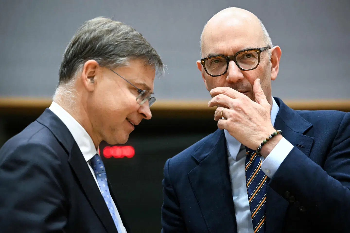 EU-kommissær for økonomi, Valdis Dombrovskis (til venstre) tror, at diskussionerne om et erstatningslån til Ukraine bliver lettere efter et kvalificeret flertal af EU-landene kan beslutte en langtidsindefrysning af russiske midler.