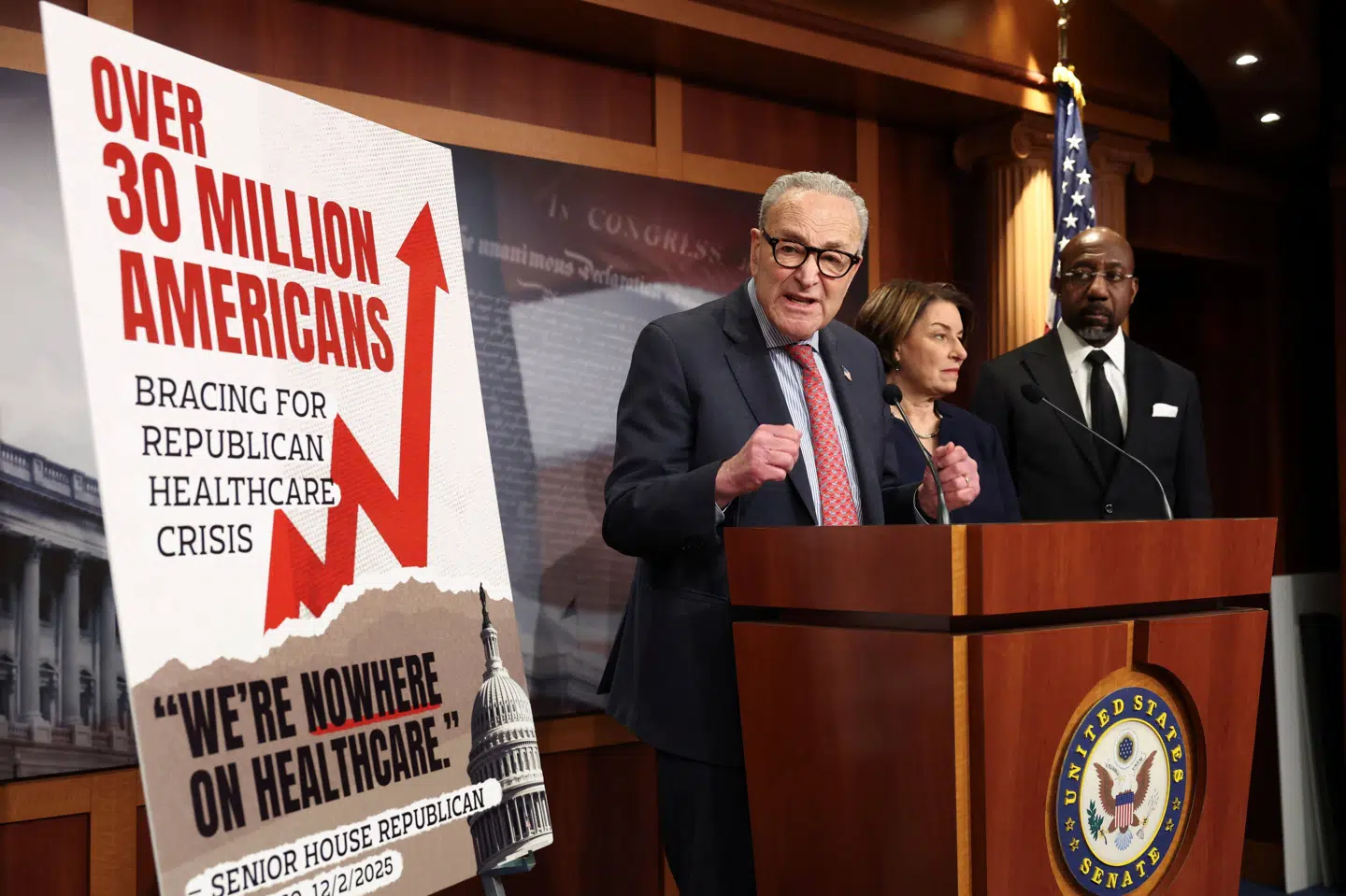 Demokraternes leder i Senatet, Chuck Schumer, holder pressemøde efter torsdagens afstemninger om de to sundhedsforslag, der begge faldt på grund af manglende opbakning. De stigende sundhedsudgifter eller den helt manglende dækning for millioner af amerikanere ventes at blive et vigtigt tema op til midtvejsvalget i november næste år.