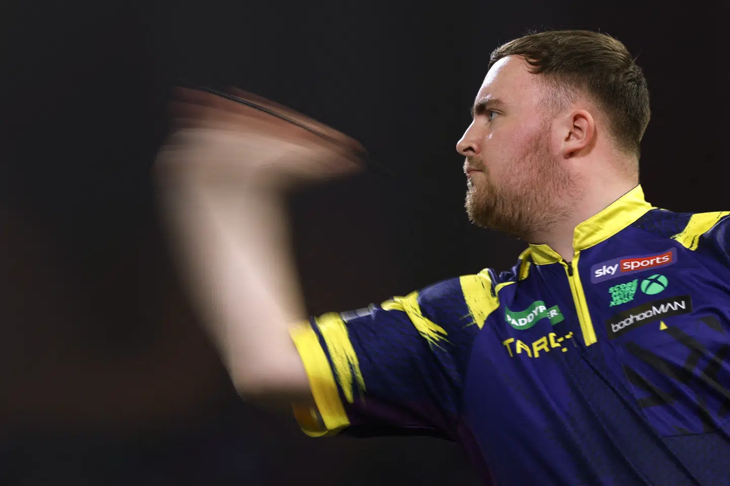 Luke Littler er kommet godt i gang med sit titelforsvar i London. Torsdag vandt han sikkert i første runde.