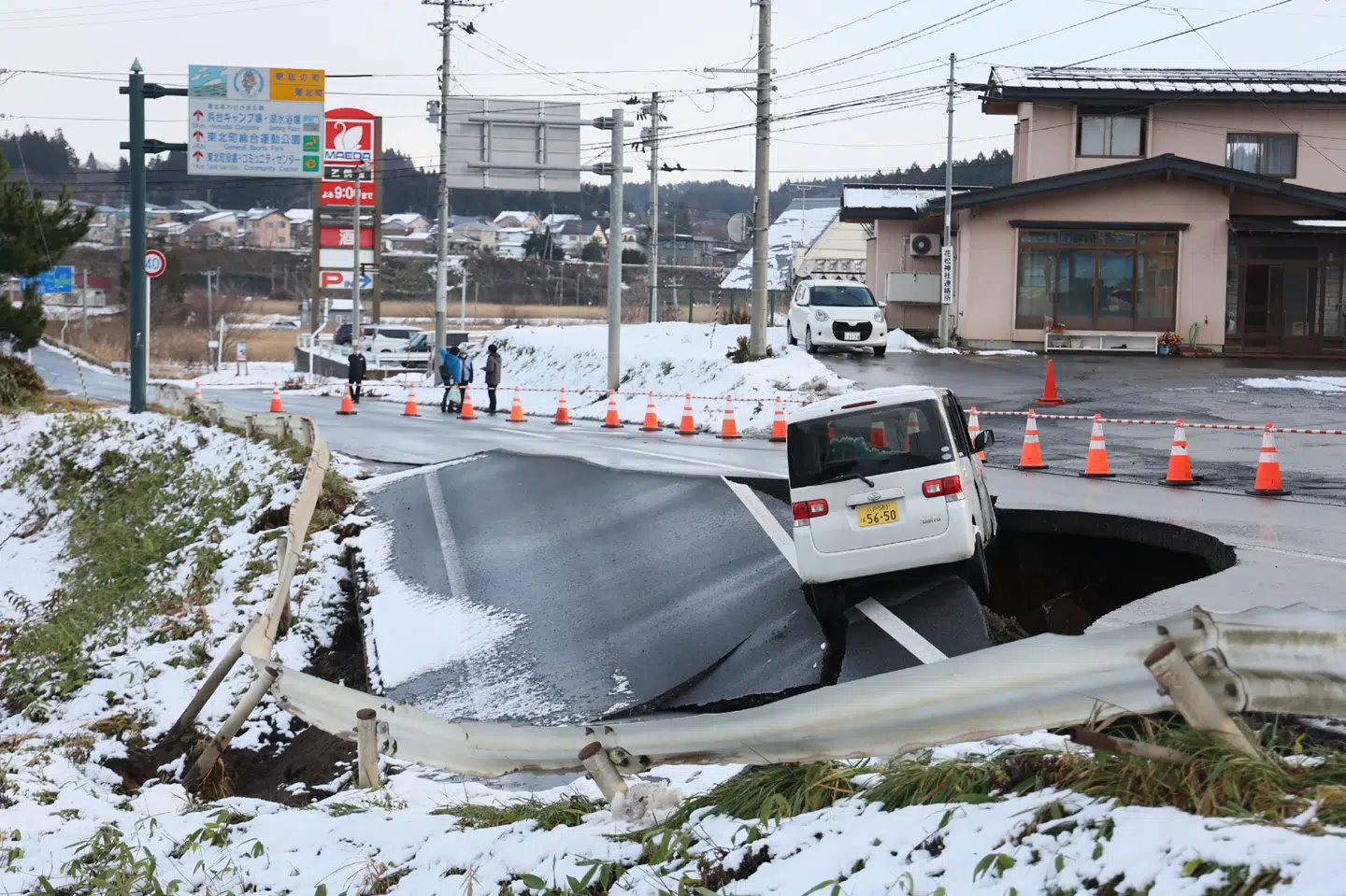 Japan blev mandag ramt af et jordskælv med en styrke på 7,5, der blandt andet ødelagde veje. Nu har nye rystelser ramt landet. (Arkivfoto).