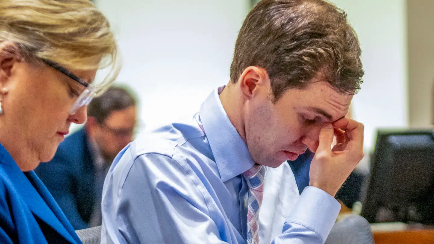 Tyler Robinson sad ved siden af sin forsvarer Kathryn Nester.