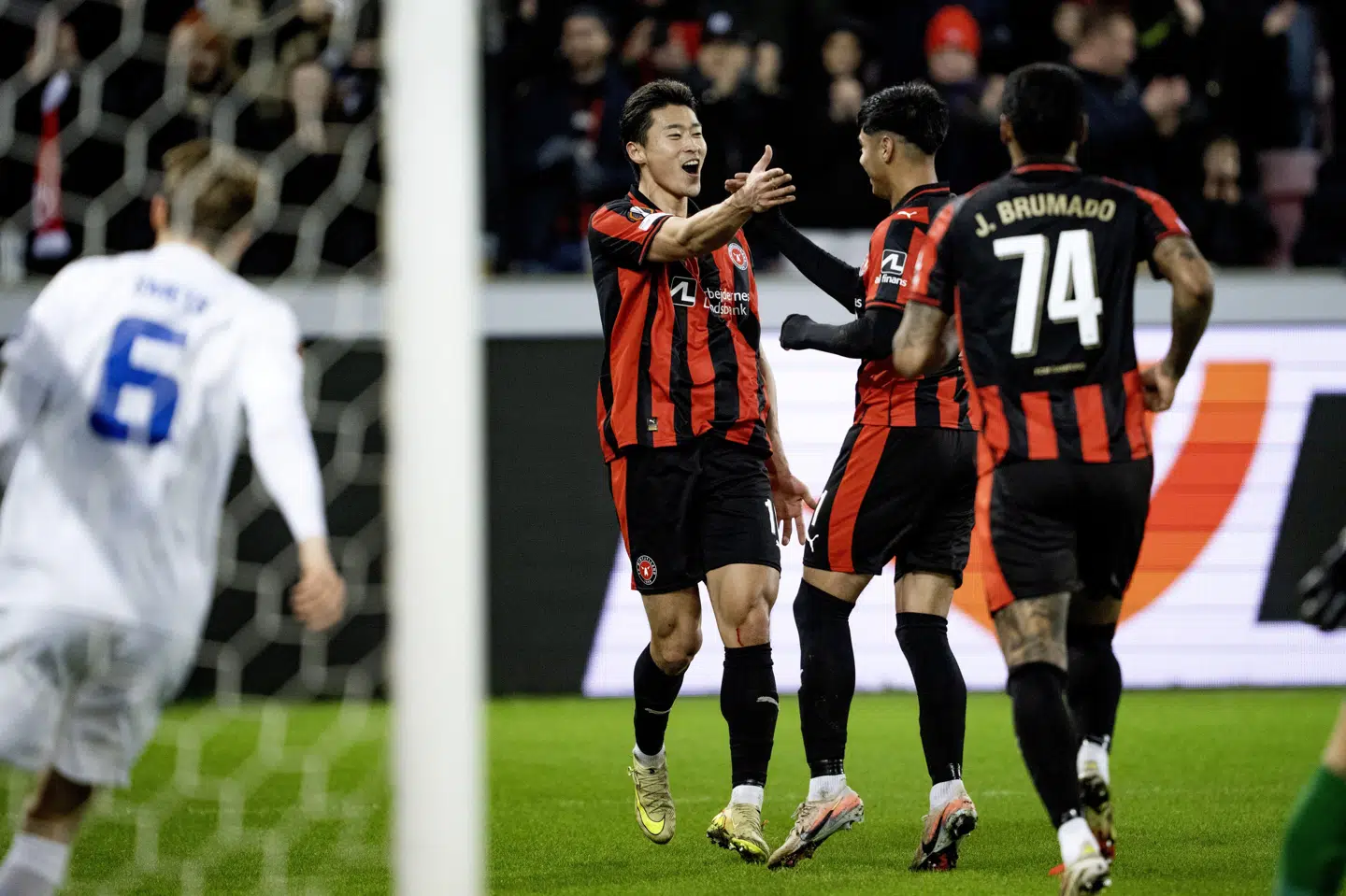 Cho Gue-Sung jubler sammen med Dario Osorio og Junior Brumado efter at have bragt FCM på vinderkurs i torsdagens Europa League-opgør mod Genk.