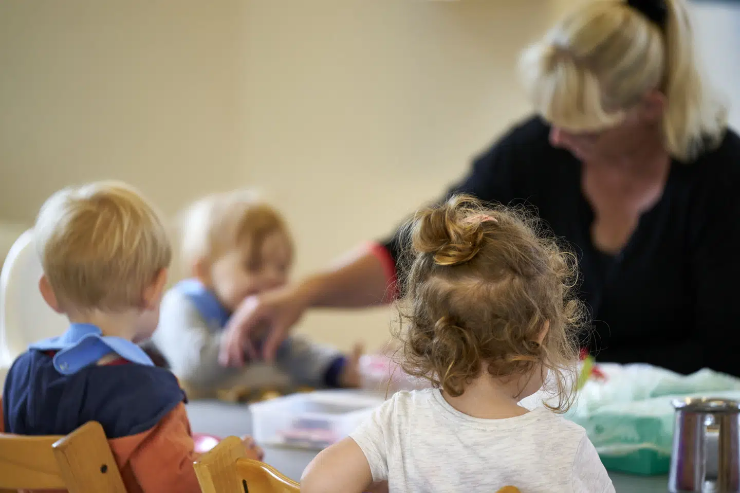 Pædagog og børn sidder sammen ved bordet i en vuggestue i Kalundborg. Flere faglærte pædagoger er på fuldtid i forhold til for otte år siden. (Arkivfoto).