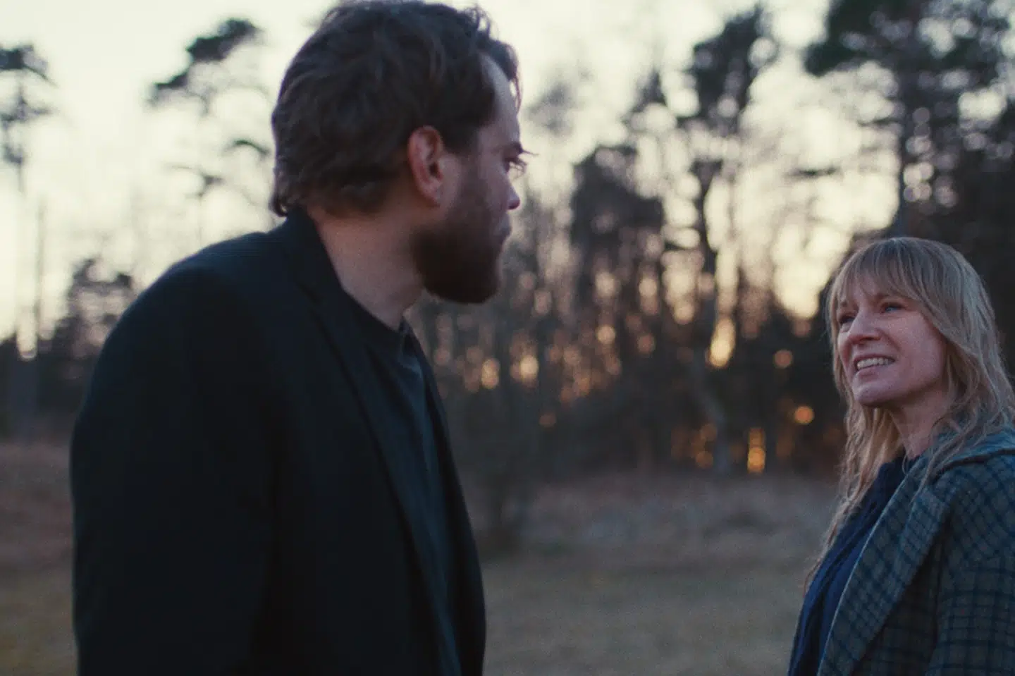 Iben Hjejle og Pilou Asbæk spiller søskendeparret Eva og Mads i serien "Den gode stemning". Fra mandag kan serien ses på TV 2 og TV 2 Play.