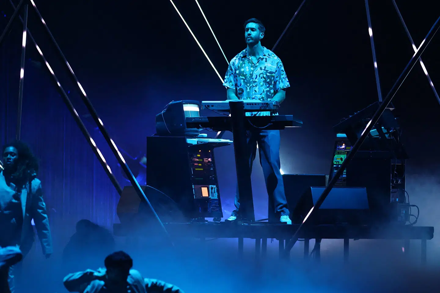 Calvin Harris optrådte sidste år ved den britiske musikindustris prisfest, Brit Awards, med sangere Ellie Goulding. Til foråret kommer han til Danmark. (Arkivfoto).