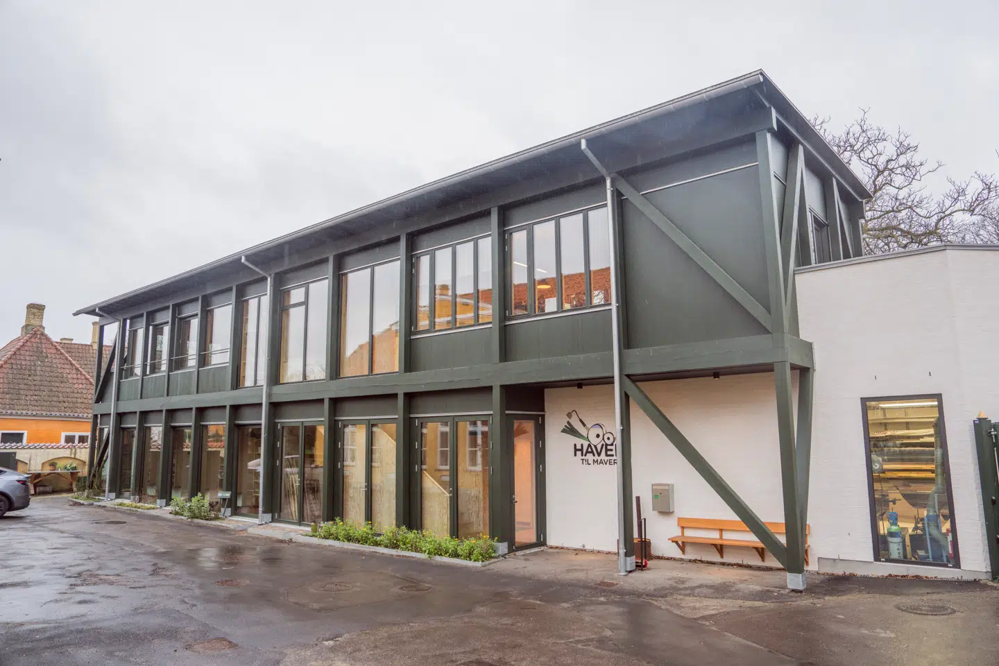 Det meget simple »Haver til Maver«-hus er bygget af kraftigt Douglasgran fra Nordtyskland. Skråbåndene i hjørnerne sikrer husets stabilitet, men fungerer også som »bindingsværksmarkører«.