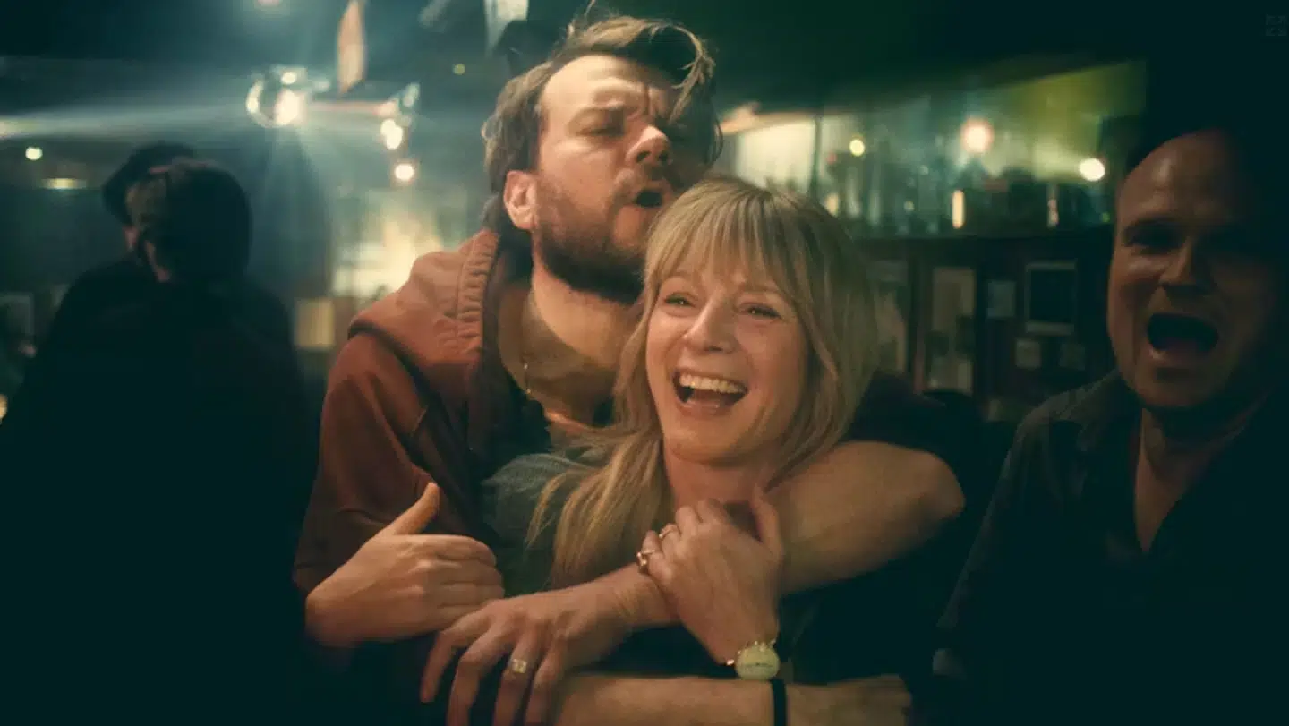 Pilou Asbæk og Iben Hjejle i 'Den gode stemning'.