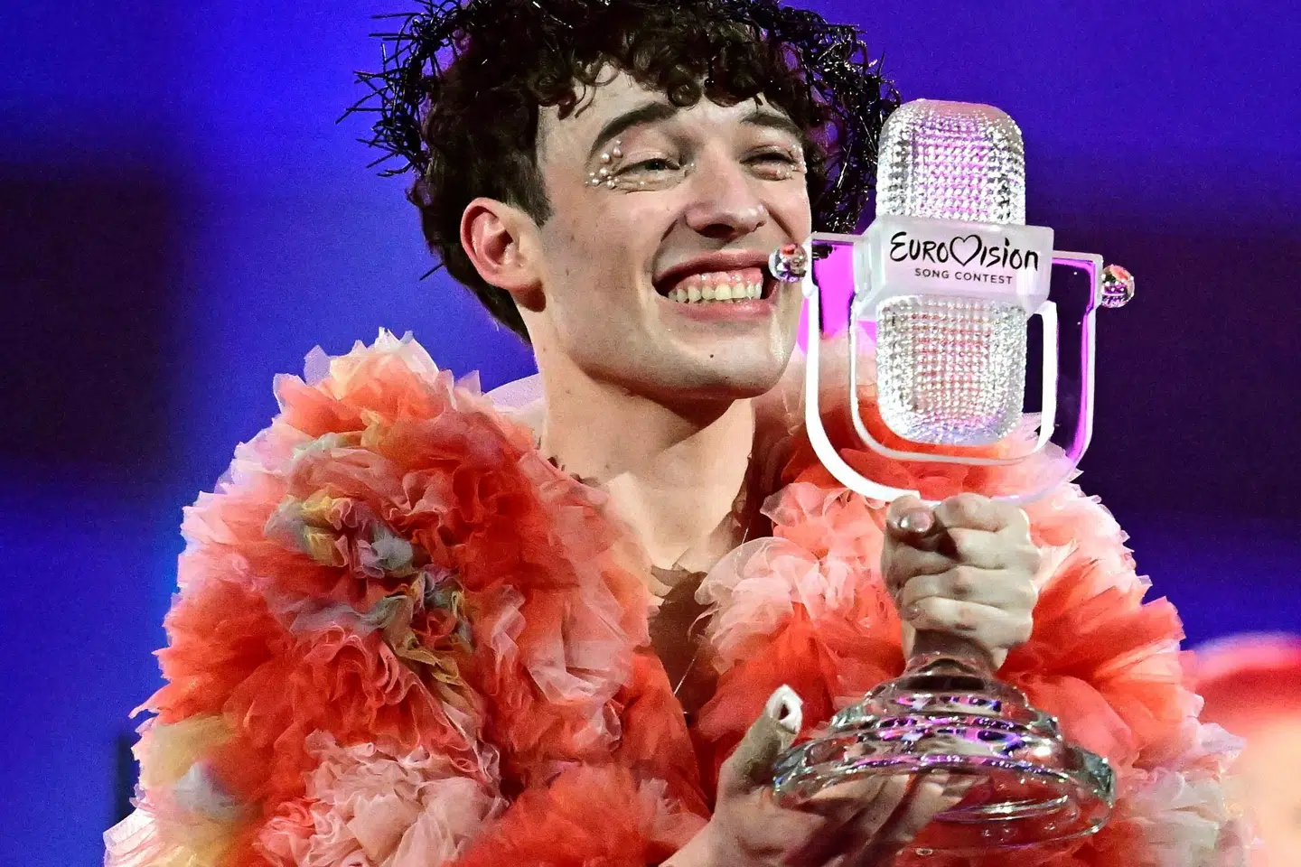 Nemo med sit Eurovision-trofæ, som musikeren nu ikke længere vil have stående på hylden derhjemme. (Arkivfoto).
