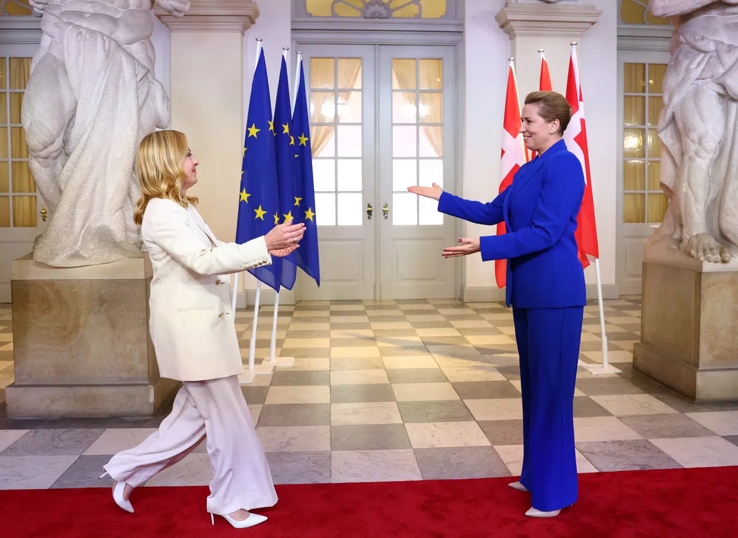 Italiens premierminister, Giorgia Meloni, og Danmarks statsminister, Mette Frederiksen, havde i denne uge noget at glæde sig over. 25 andre stater har nu tilsluttet sig deres kritik af visse dele af Den Europæiske Menneskerettighedsdomstols (EMD) praksis. Her ses de to regeringschefer i forbindelse med det danske EU-formandskab i oktober. EMD er dog ikke en EU-institution, men hører under det særskilte Europarådet.