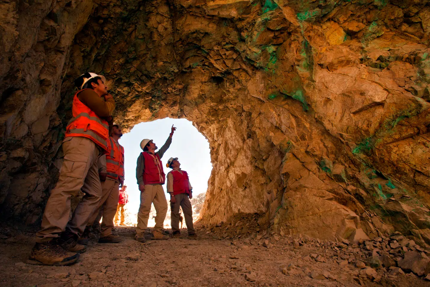 Arbejdere fra mineselskabet Next Mineral inspicerer Comahue-kobberminen i Antofagasta, Chile, den 1. marts 2021.