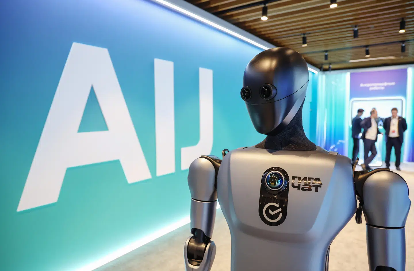 Ai er en aktør i vores politiske offentlighed. Ikke valgt. Ikke ansvarlig. Ikke underlagt vores normer, skriver Cecilie Steenbuch Traberg. Her ses en robot med indbygget Sberbank GigaChat i Moskva 19. november 2025. Foto: Vyacheslav Prokofyev/EPA/Ritzau Scanpix