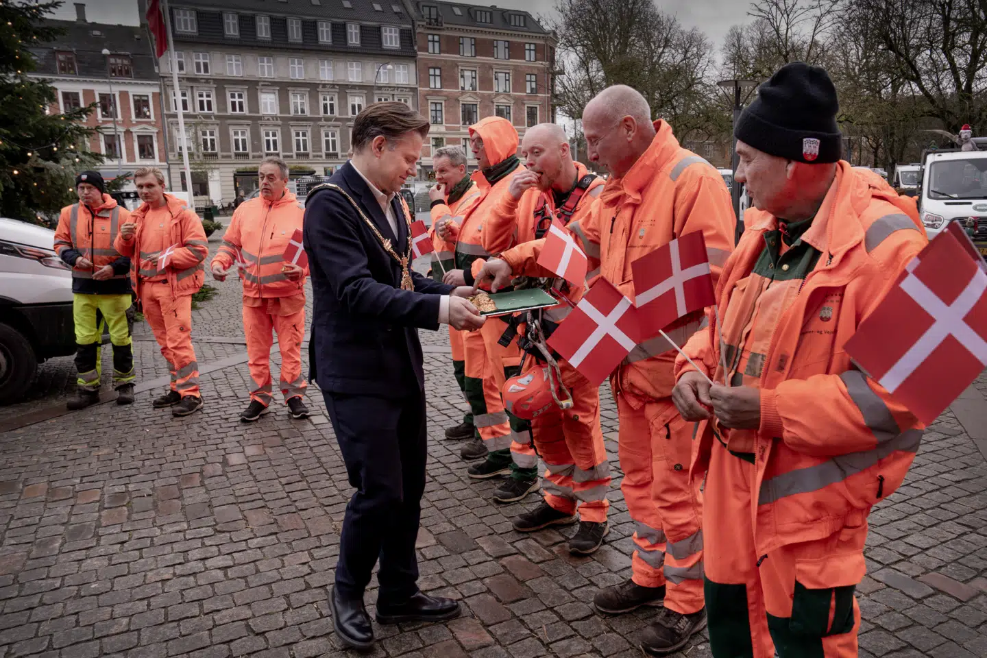 Michael Vindfeldt (S) byder på kransekage til en flok kommunalarbejdere, efter at deres kollega har fået en fortjenstmedalje.