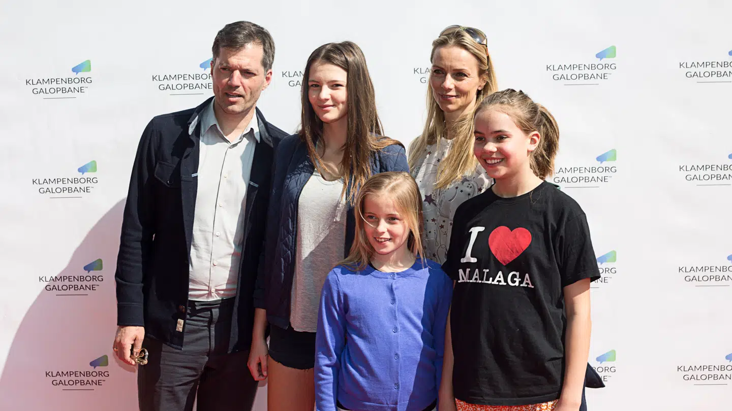 .Mikael Bertelsen, konen Malou Aamund og deres børn til genåbningen af Klampenborg Galopbane i 2014.