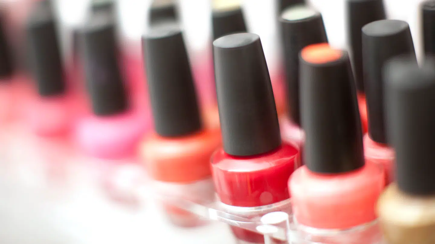 Lovlige produkter som eksempelvis neglelak bruges som led i en farlig internettrend, der i foråret kostede en 13-årig pige livet.