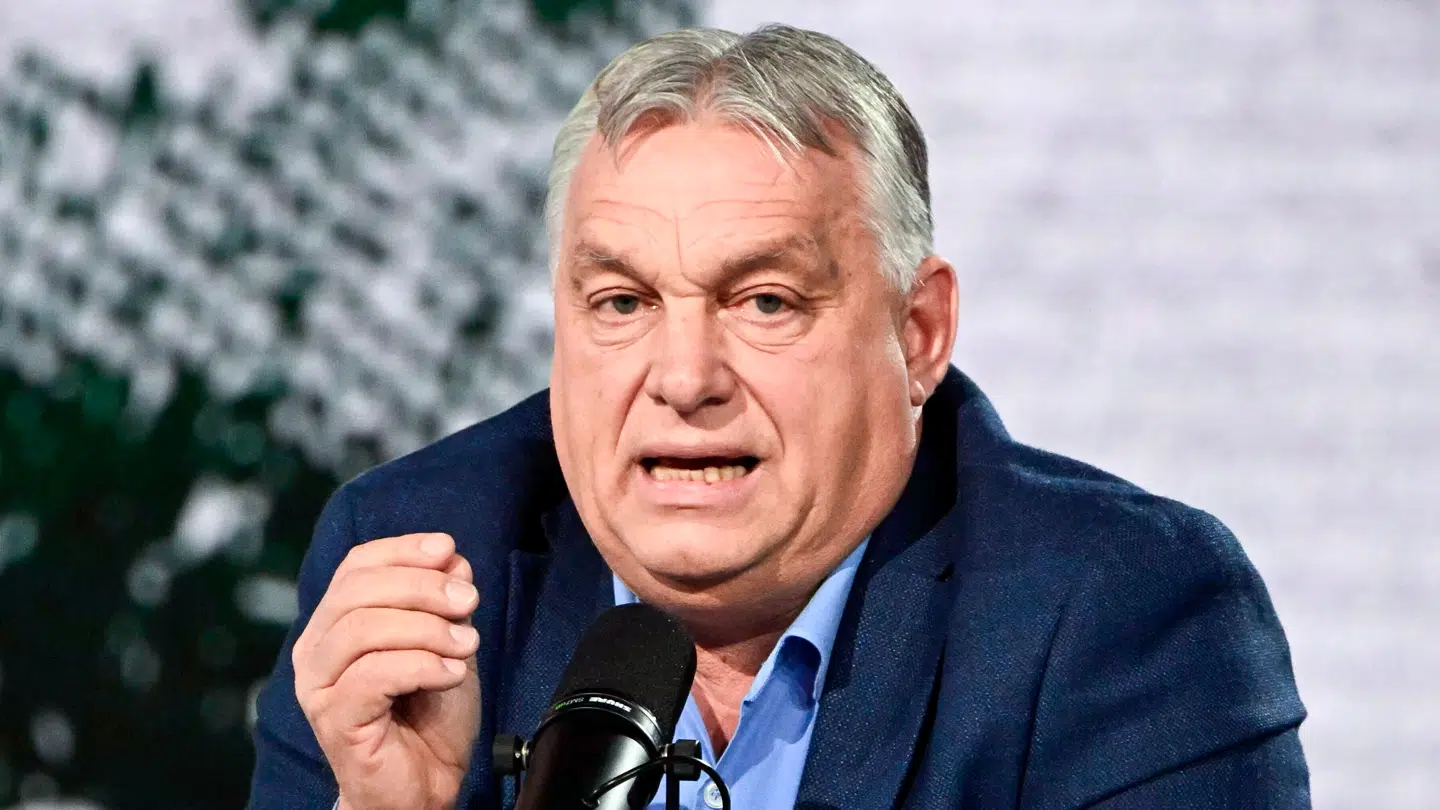 Orbán har tætte bånd til Rusland og er kendt for at indtage en prorussisk holdning.