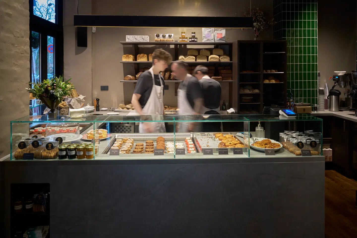 Bageren har et relativt lille butikslokale, hvor man kan spise sine indkøb, men det er mest en butik, hvor man tager sine indkøb med sig hjem.