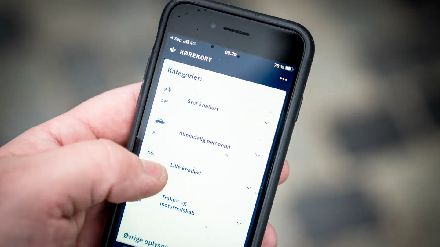 Den rigtige kørekort app på billedet har været tilgængelig til download siden 2020. Det seneste års tid har umyndige unge kunnet downloade falske, vellignende kørekort. Eneste forskel er, at vandmærket henover indehaverens billede ikke skifter farve, og at QR- koden ikke virker.