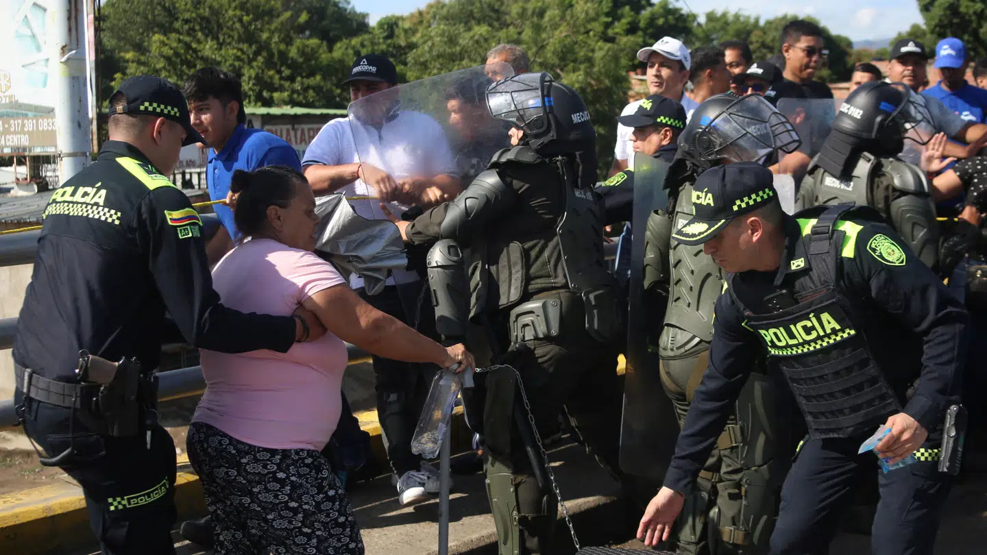 Betjente forsøger at fjerne en demonstrant under en protest tidligere på måneden.