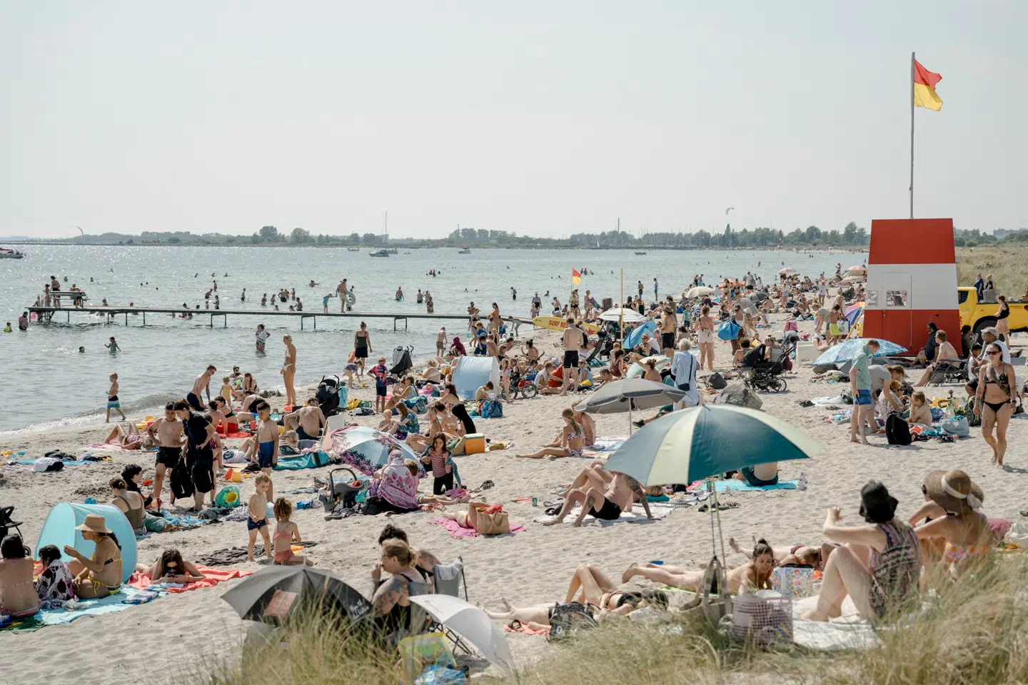 Selvom det går godt i den danske økonomi, er det ikke alle, der har penge til at tage på ferie. I 2025 var det 14 procent af danskerne, der ikke havde råd til en uges årlig ferie væk fra hjemmet. Otte procent havde ikke råd til bil.