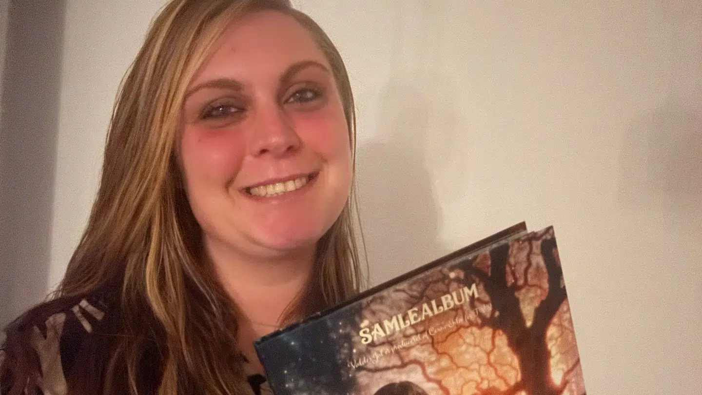 Anja Jul Møller får voldsomme svinere på Facebook på grund af sit salg af samlekort.