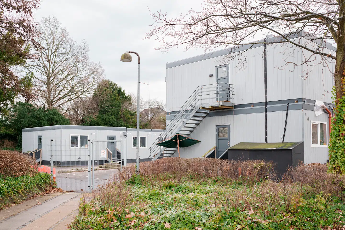 Kommunerne har allerede bygget barakbyer og taget alle mulige løsninger i brug. Her er det barakker lige over for Gentofte Rådhus.
