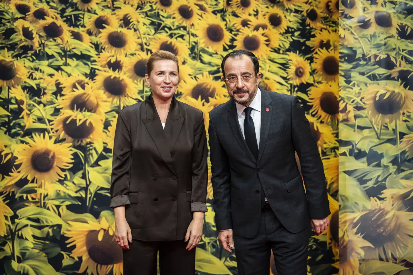 Danmarks statsminister Mette Frederiksen (S) kan 1. januar overdrage EU-formandskabet til Cyperns præsident, Nikos Christodoulides (til højre). Danmark og Cypern deler ønsket om at stramme op på migration til Europa. (Arkivfoto).