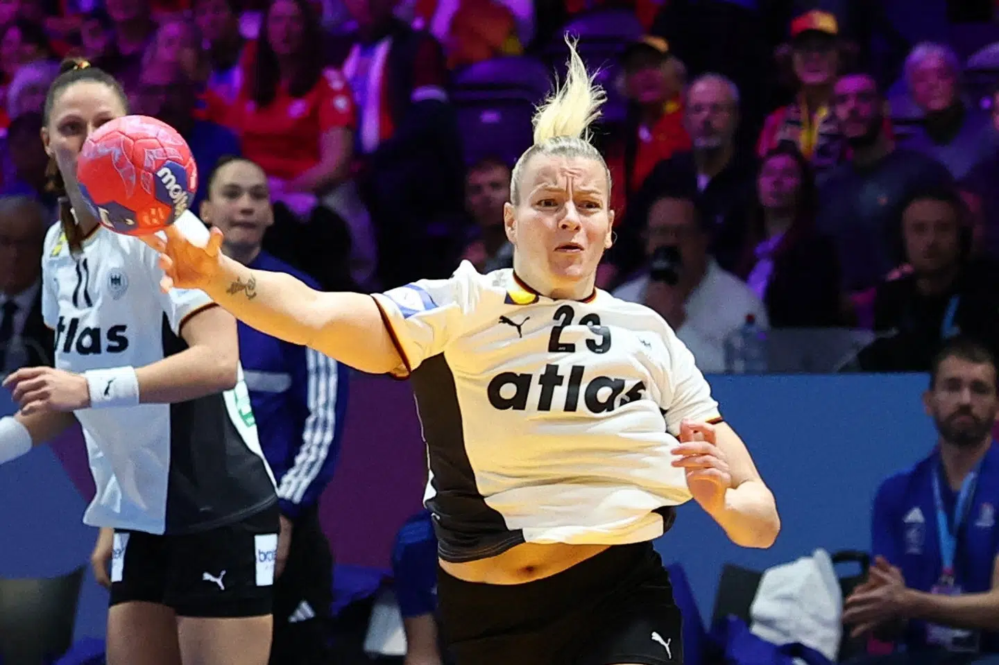 Antje Döll var den helt store profil i det tyske angreb med sine ni mål i sejren over Frankrig.